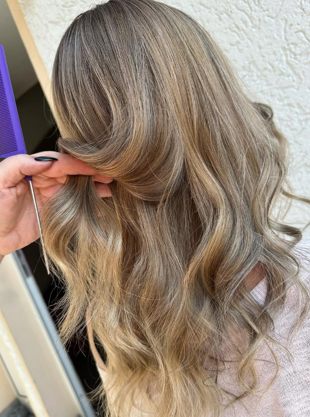 Haararbeit mit weichen Blondnuancen und Bewegung